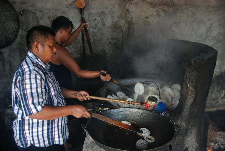 Pekerja menggoreng kerupuk di industri rumahan UMKM di Desa Bandar Khalipah, Percut Sei Tuan, Deli Serdang, Sumatera Utara