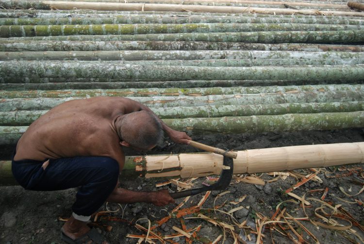 Pekerja menyerut kulit pohon pinang untuk dijual di kawasan Medan Denai, Kota Medan, Sumatera Utara