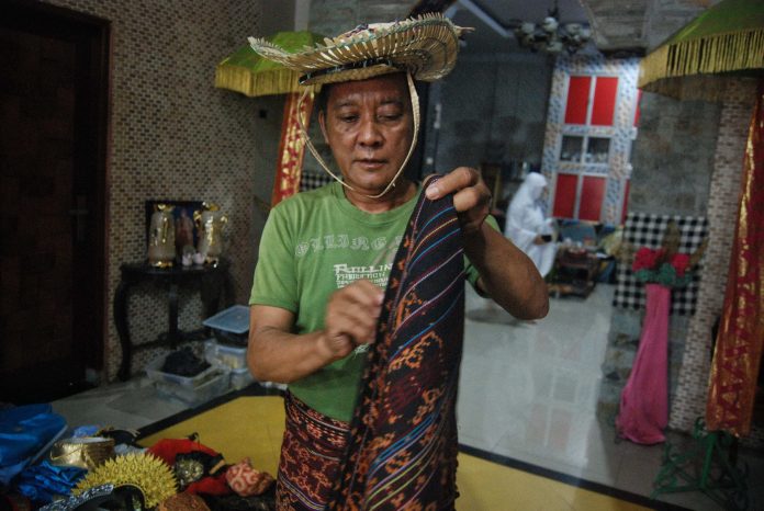 Pengusaha jasa persewaan kostum busana adat memperlihatkan kain songket adat Ternate di Astakona Production, Jalan Selamat, Medan, Sumatera Utara