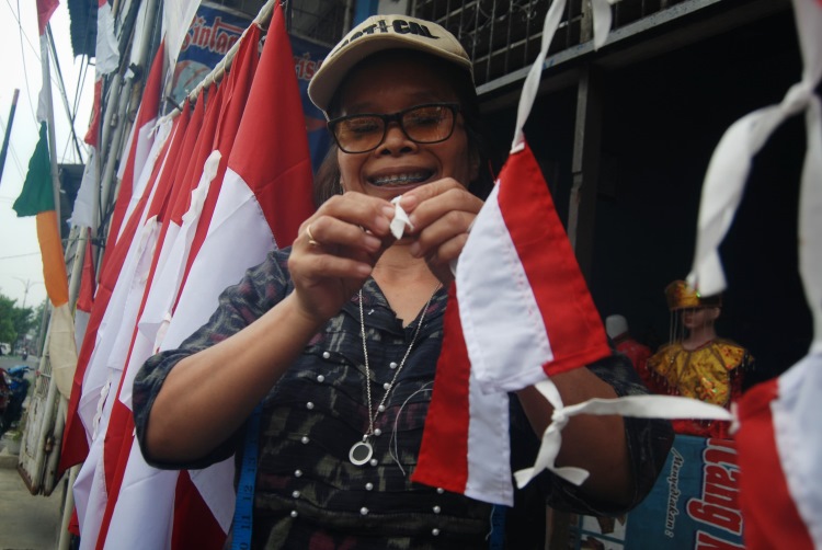 Penjual bendera merah putih di Medan