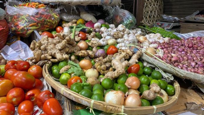 Penjualan bahan pokok di pasar Medan