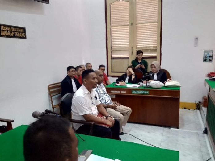 Penyidik Bidang Narkoba, Faisal Akad Putra (kiri kemeja putih), saat menjadi saksi di PN Medan.