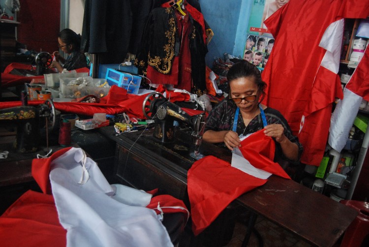 Pesanan bendera merah putih jahitan meningkat di Kota Medan