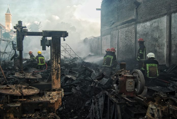 Petugas pemadam kebakaran Kota Medan melakukan pendinginan yang menghanguskan bangunan ruko di Jalan Flamboyan, Medan Selayang, Kota Medan