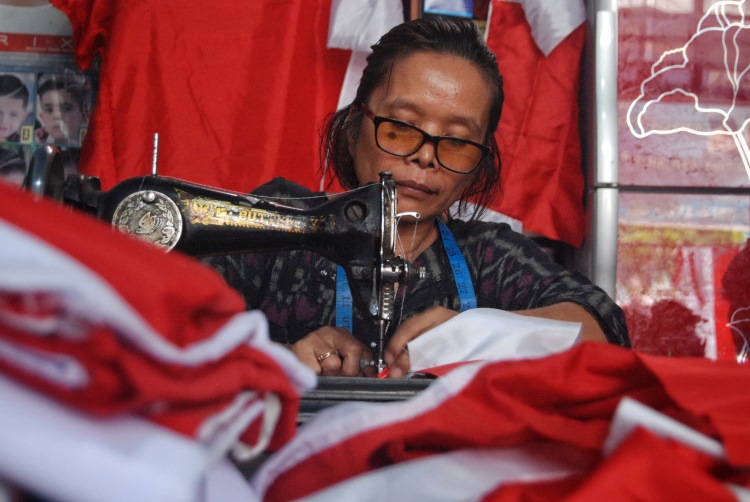 Proses menjahit bendera merah putih di Medan