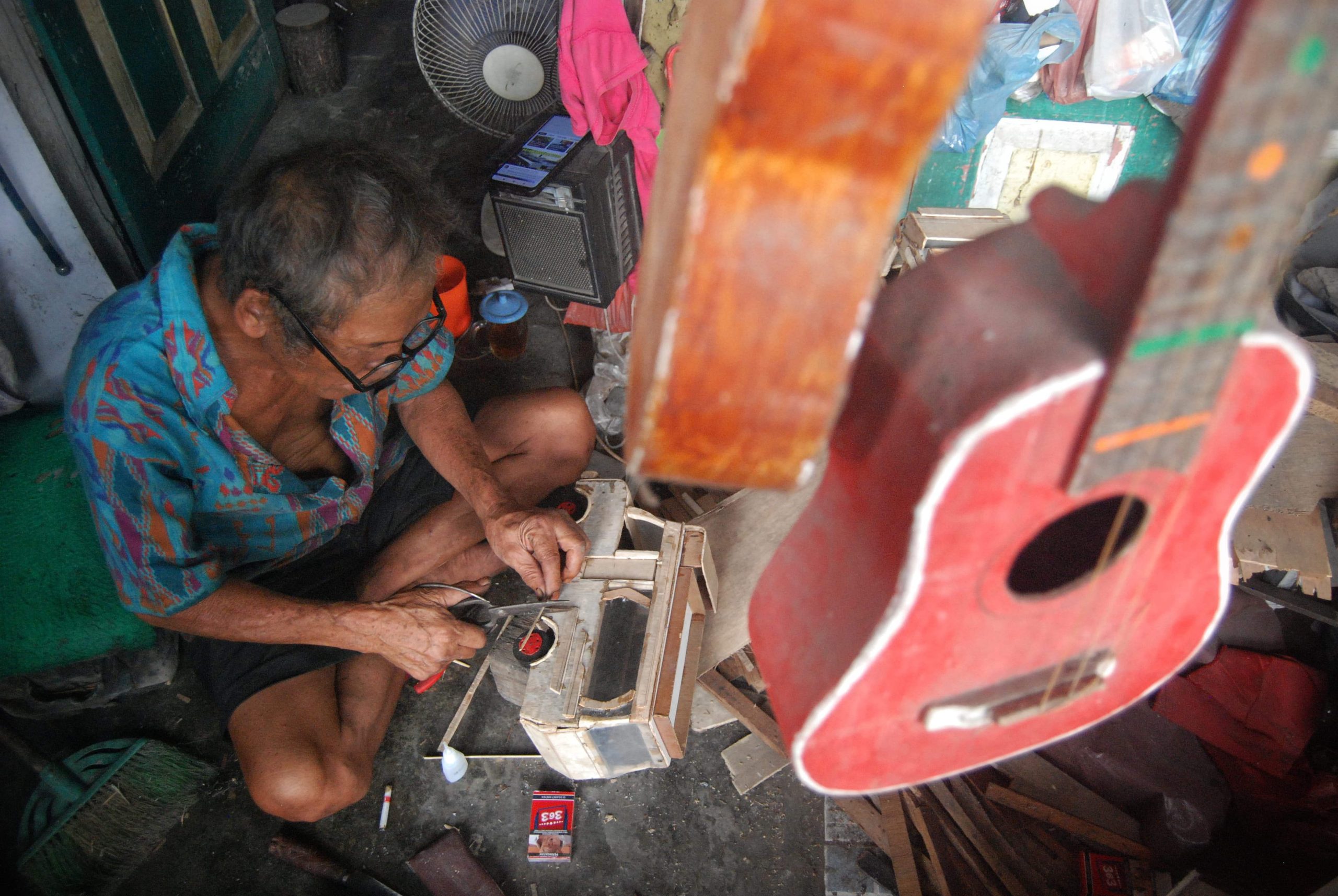 Proses pembuatan miniatur mobil dari kayu di Medan 