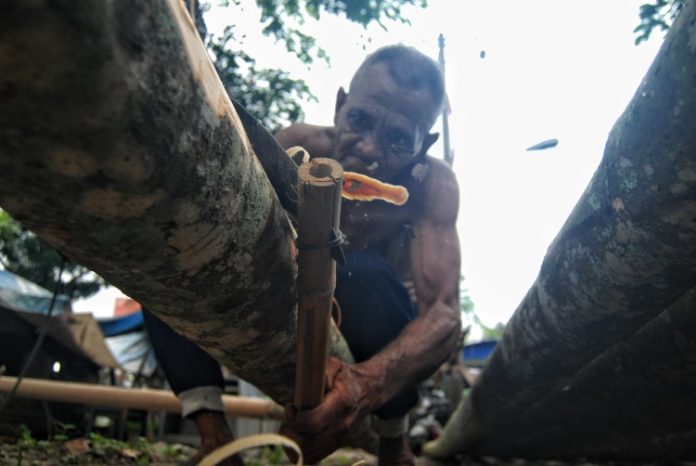Proses penyerutan batang pohon pinang di Kota Medan