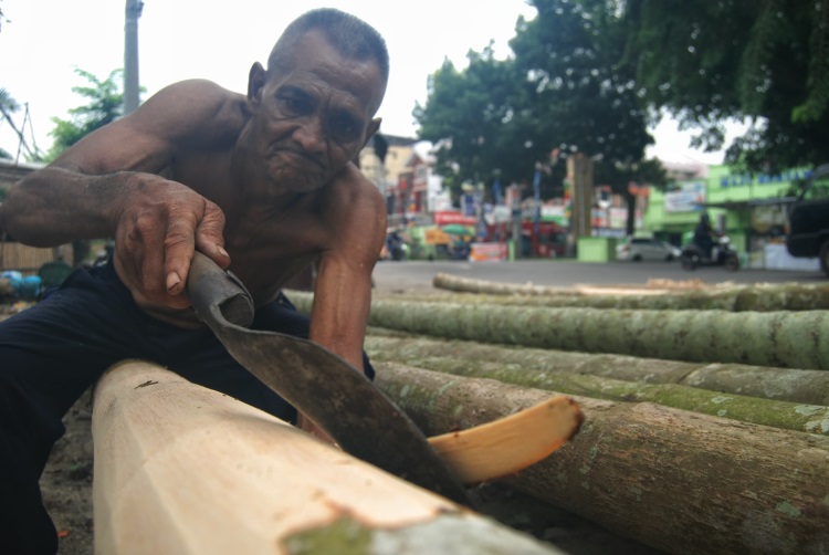 Seorang kakek menyerut kulit pohon pinang untuk dijual di kawasan Medan Denai, Kota Medan, Sumatera Utara