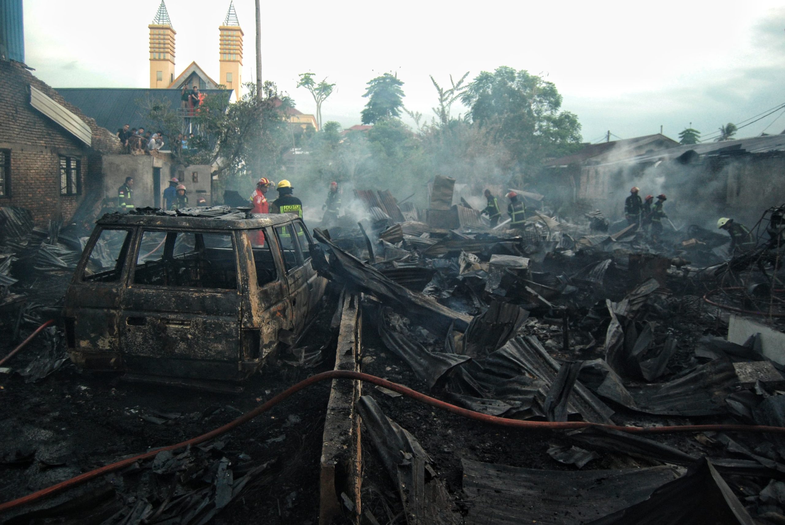 Sisa puing bangunan dan mobil pasca kebakaran di Jalan Flamboyan, Medan Selayang, Kota Medan