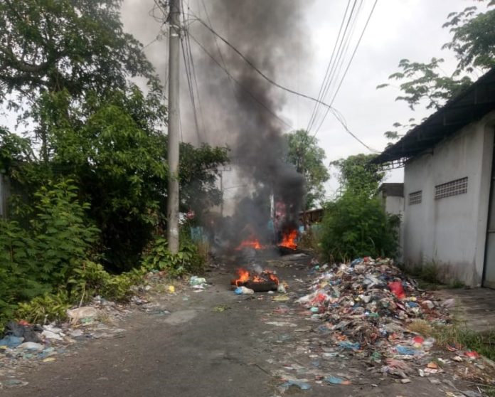 Warga Desa Helvetia blokir jalan