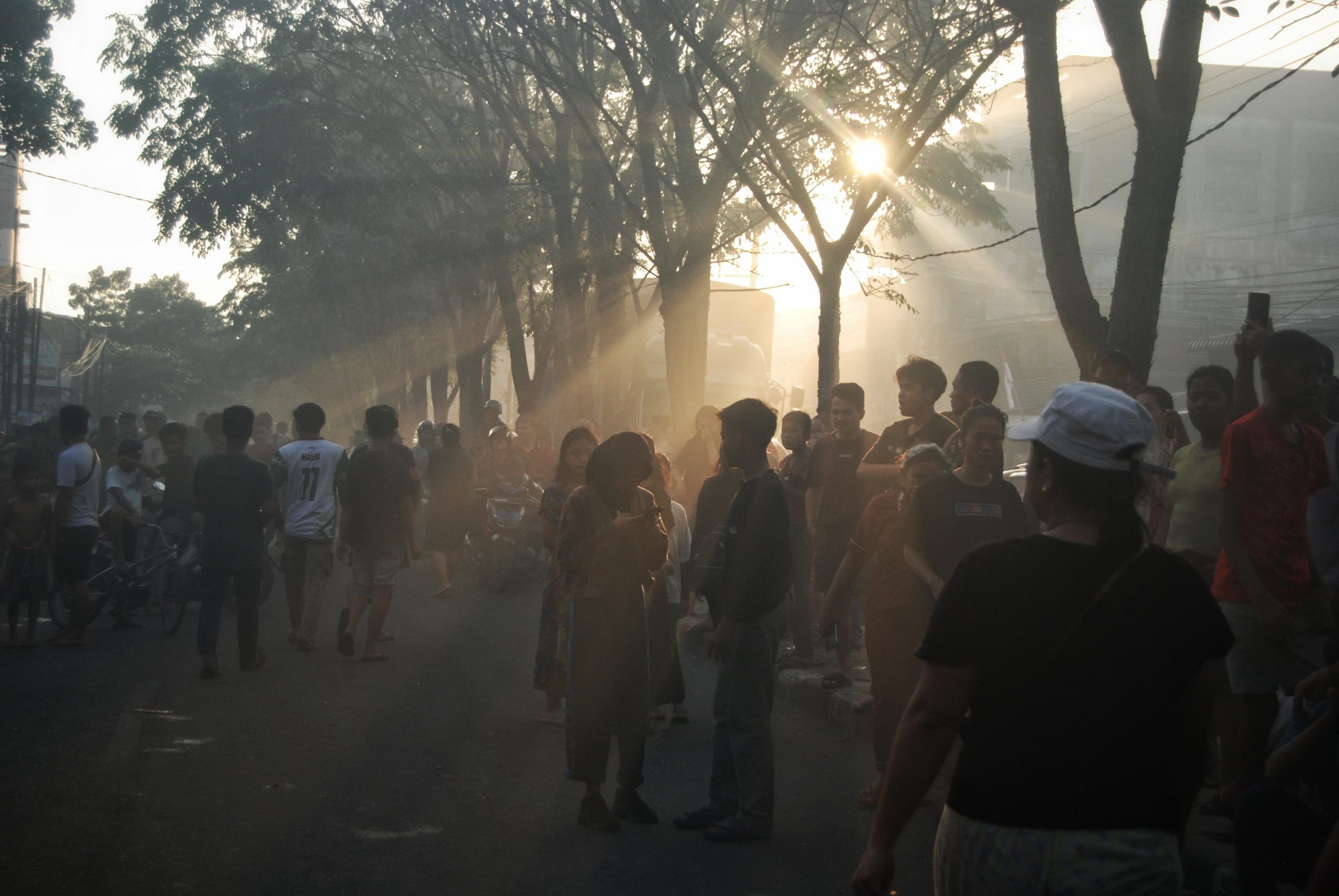 Warga berkumpul menyaksikan kebakaran ruko di Jalan Flamboyan, Medan Selayang, Kota Medan