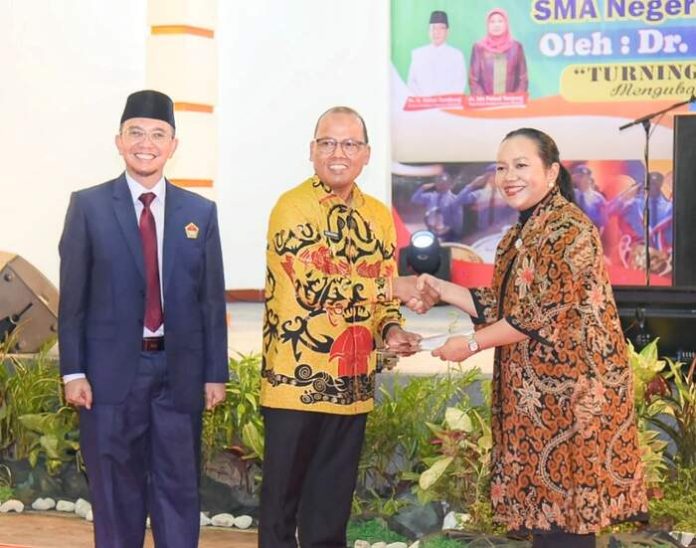 Pj Bupati Tapteng Sugeng Riyanta Saat Menghadiri Pelantikan Siswa Baru di SMA Matauli Pandan Sekaligus Menyerahkan Beasiswa Secara Simbolis (f:Syaiful/mistar)