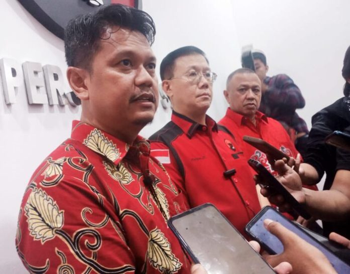 Bakal calon Walikota Medan, Prof Ridha saat konpers di Kantor DPD PDIP Sumut (f:maulana/mistar)