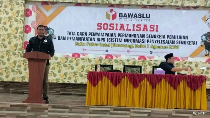 Ketua Bawaslu Karo saat memaparkan Sosialisasi Tata Cara Penyampaian Permohonan Sengketa Pilkada.(f:abay/mistar)