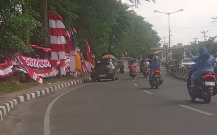 Pedagang Bendera Merah Putih berjualan di ruas Jalan Jenderal Sudirman Kota Tebing Tinggi.(f:nazli/mistar)