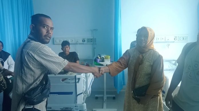 Keluarga AAL dan Humas RS Haji Medan Arfan Ansari sebelum meninggalkan rumah sakit.