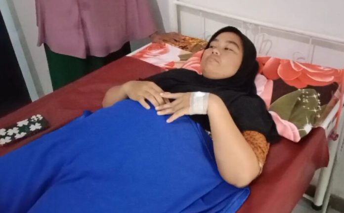 Asliani, guru renang wanita yang ditendang hingga pingsan di kolam renang masih dirawat di RS. (f:ist/mistar)