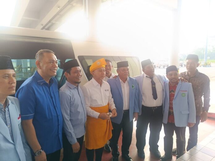 Mendag Zulkifli Hasan (pakai penutup kepala) setiba di Bandara Kualanamu.(f: sembiring/mistar)