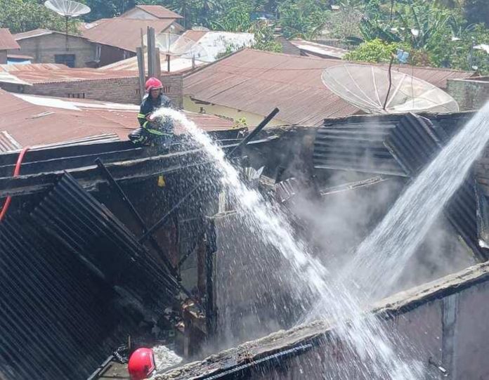 Proses pemadaman kebakaran rumah di Jalab Suka Dame (ist)