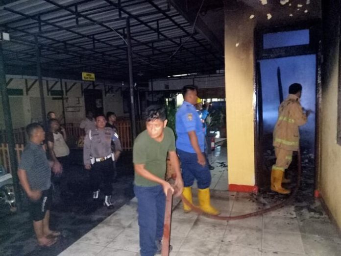 Salah satu ruangan gedung Polresta Deli Serdang terbakar (f:ist/mistar)