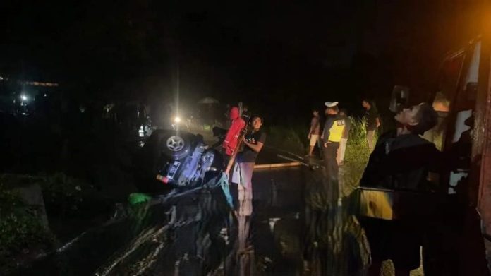 Mobil terjerembab ke dalam tanah longsor, berhasil di evakuasi.(f:ist/mistar)