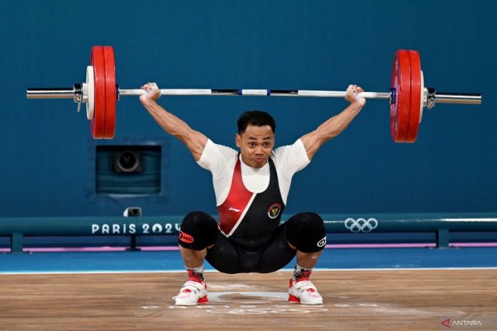 Eko Yuli Irawan saat melakukan angkatan snatch pada nomor cabang olahraga (cabor) kelas 61 kg putra Olimpiade Paris 2024 di South Paris Arena, Paris, Prancis (f:antara/mistar)