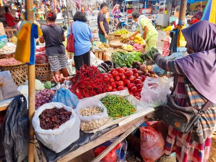 Pedagang cabai di Pasar Tanah Jawa (f:abdi/mistar)