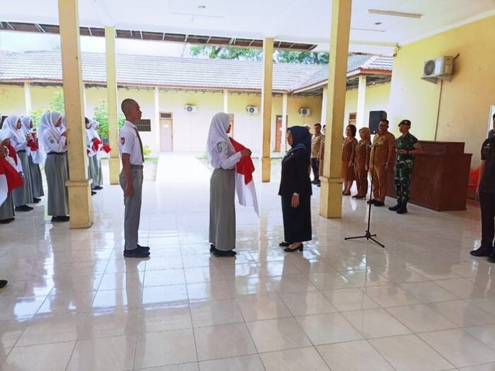 Salah satu calon Paskibraka kabupaten Labuhanbatu menyerahkan bendera merah putih kepada Plt Bupati Labuhanbatu (f:yazis/mistar)