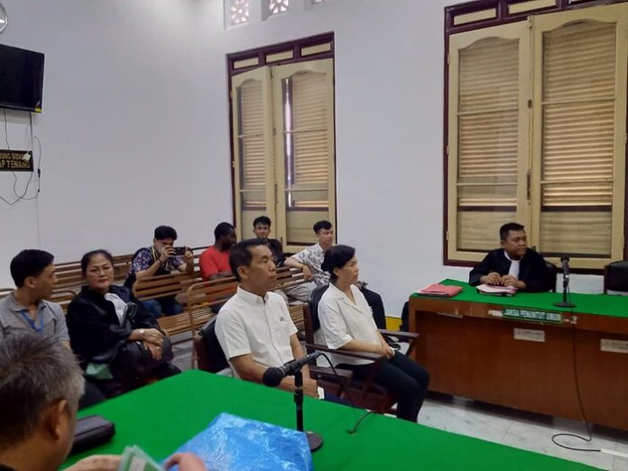 Yansen dan Meliana Jusman saat menjalani sidang dakwaan di PN Medan. (f:deddy/mistar)