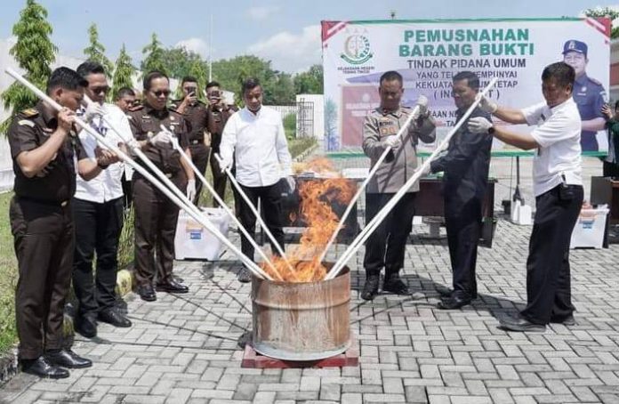 Pj Kota Tebing Tinggi Moettaqien Hasrimi bersama unsur Kajari musnahkan barang bukti narkoba.(f:Ist/mistar)