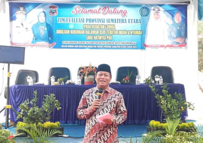 Wali Kota Tanjung Balai H.Waris Tholib saat memberikan apresiasi atas upaya program Hatinya PKK di Kelurahan Gading (f:ist/mistar)