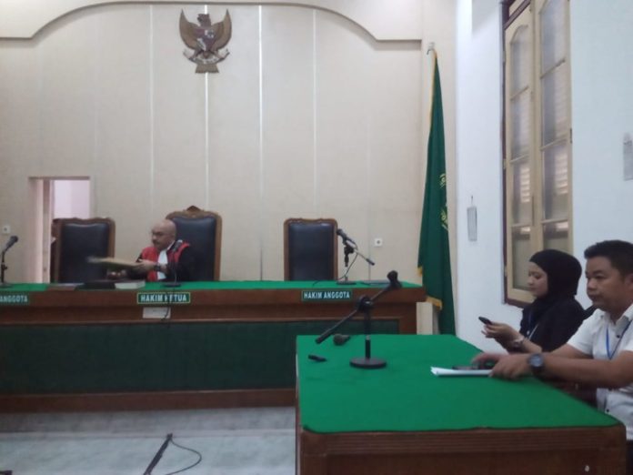 Sidang pembacaan penetapan pencabutan permohonan prapid yang berujung ditunda. (f:deddy/mistar)