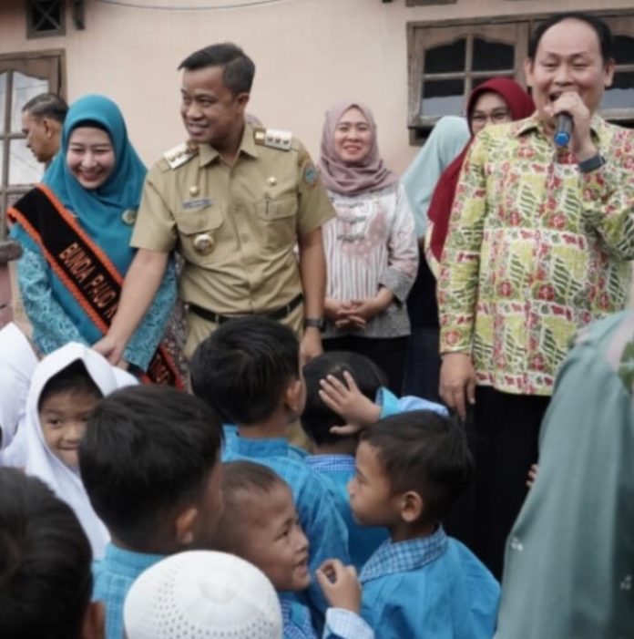 Sekretaris Tap PKK Provsu, Reza Pahlipi didampingi Pj, Wali Kota Tebing Tinggi Moettaqien Hasrimi saat menyapa sejumlah siswa PAUD.(f:Ist/mistar).