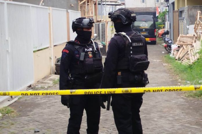 Densus 88 tangkap tiga terduga teroris di Kota Batu, Jawa Timur. (f:ist/mistar)