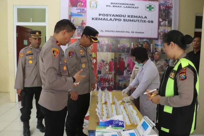 Kapolres Langkat bersama Wakapolres ikuti tes urin (f:endang/mistar)