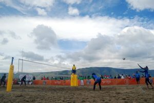 Tim Voli Pantai Putri Nusa Tenggara Barat Komang memblok bola dari pemain Jatim Febbry saat pertandingan perebutan juara ketiga Voli Pantai Putri PON XXI Aceh-Sumut di Pantai Indah Situngkir, Samosir, Sumatera Utara, Rabu (18/9/2024). Pasangan pevoli NTB Aldha/Komang meraih medali perunggu usai mengalahkan pevoli Jawa Timur Diva/Febbry dengan skor 2-1.