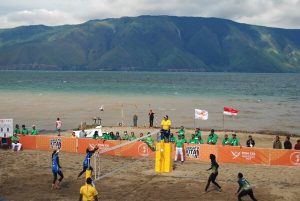 Pemain Voli Pantai Putri Nusa Tenggara Barat Komang melakukan servis saat pertandingan perebutan juara ketiga Voli Pantai Putri PON XXI Aceh-Sumut di Pantai Indah Situngkir, Samosir, Sumatera Utara, Rabu (18/9/2024). Pasangan pemain voli NTB Aldha/Komang meraih medali perunggu usai mengalahkan tim voli Jawa Timur Diva/Febbry dengan skor 2-1.