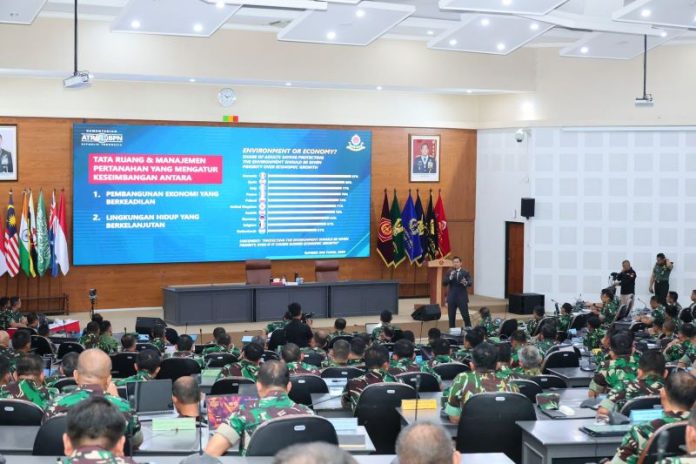 AHY saat memberikan pembekalan kepada Pasis Dikreg LII Sesko TNI di Gedung Graha Widya Adibrata Sesko TNI, Bandung