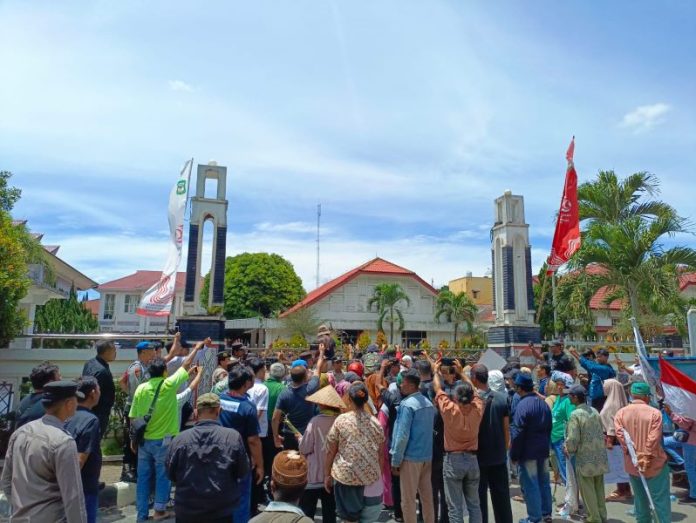 Aksi demo di depan Kantor DPRD Kota Pematngsiantar