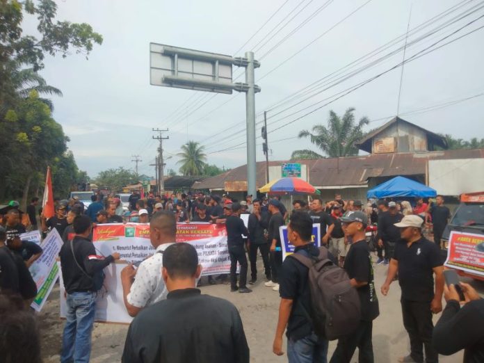 Aksi warga blokir jalan di Asahan menuntut perbaikan