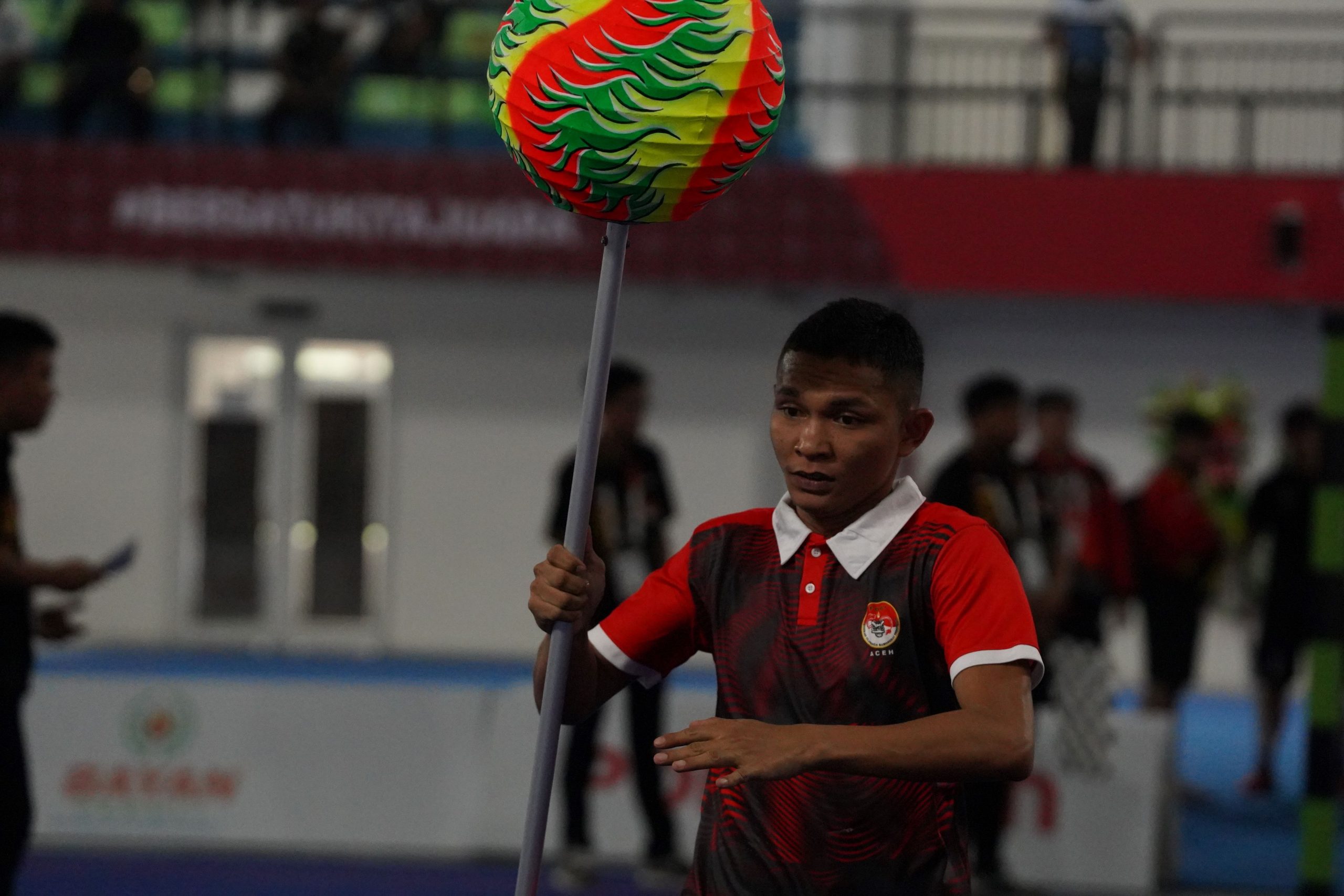 Atlet barongsai naga kecepatan Provinsi Aceh saat akan menyentuh garis finish dalam ajang PON XXI Aceh Sumut di Martial Art Arena Sumut Sport Center