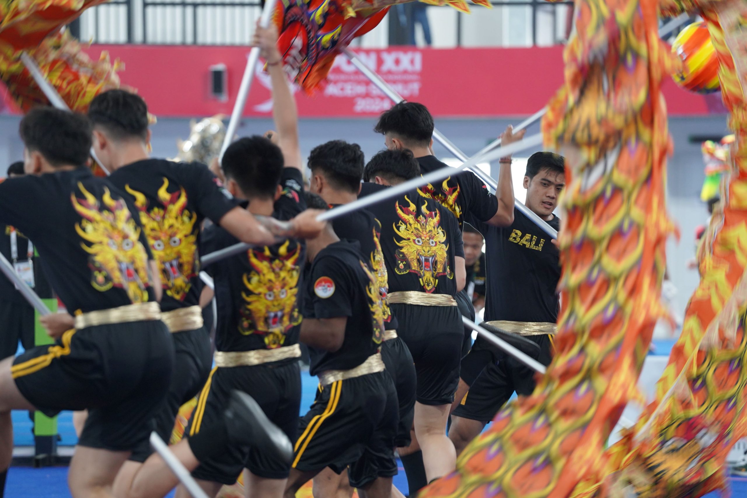 Atlet barongsai naga kecepatan Provinsi Bali melakukan manuver dalam ajang PON XXI Aceh Sumut di Martial Art Arena Sumut Sport Center