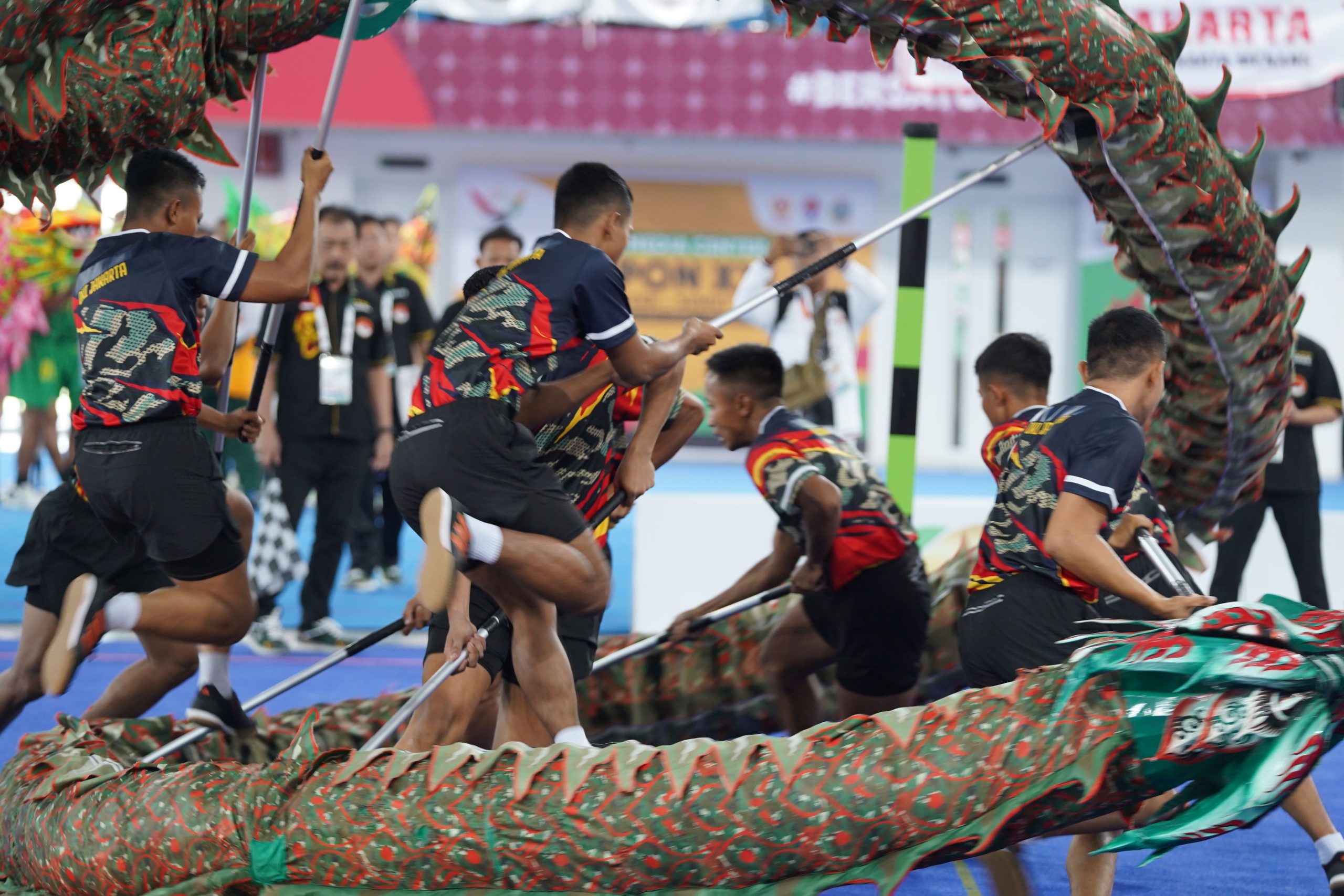 Atlet barongsai naga kecepatan Provinsi DKI Jakarta saat saat melompati replika naga dalam ajang PON XXI Aceh Sumut di Martial Art Arena Sumut Sport Center