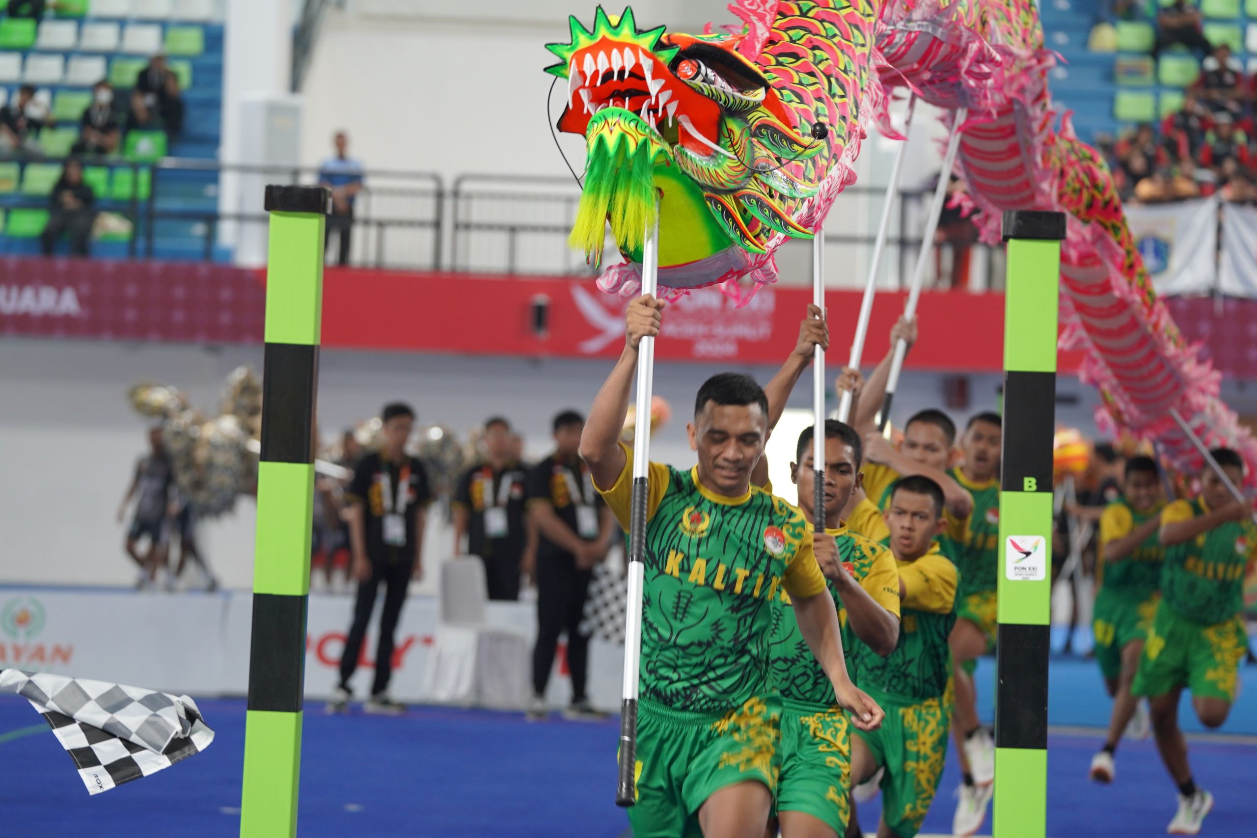 Atlet barongsai naga kecepatan Provinsi Kaltim saat akan menyentuh garis finish dalam ajang PON XXI Aceh Sumut di Martial Art Arena Sumut Sport Center