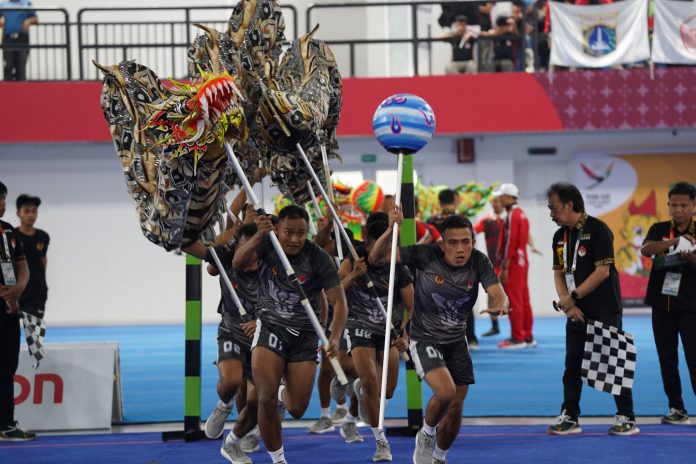 Atlet barongsai naga kecepatan Provinsi Sumut saat melewati garis start dalam ajang PON XXI Aceh Sumut di Martial Art Arena Sumut Sport Center