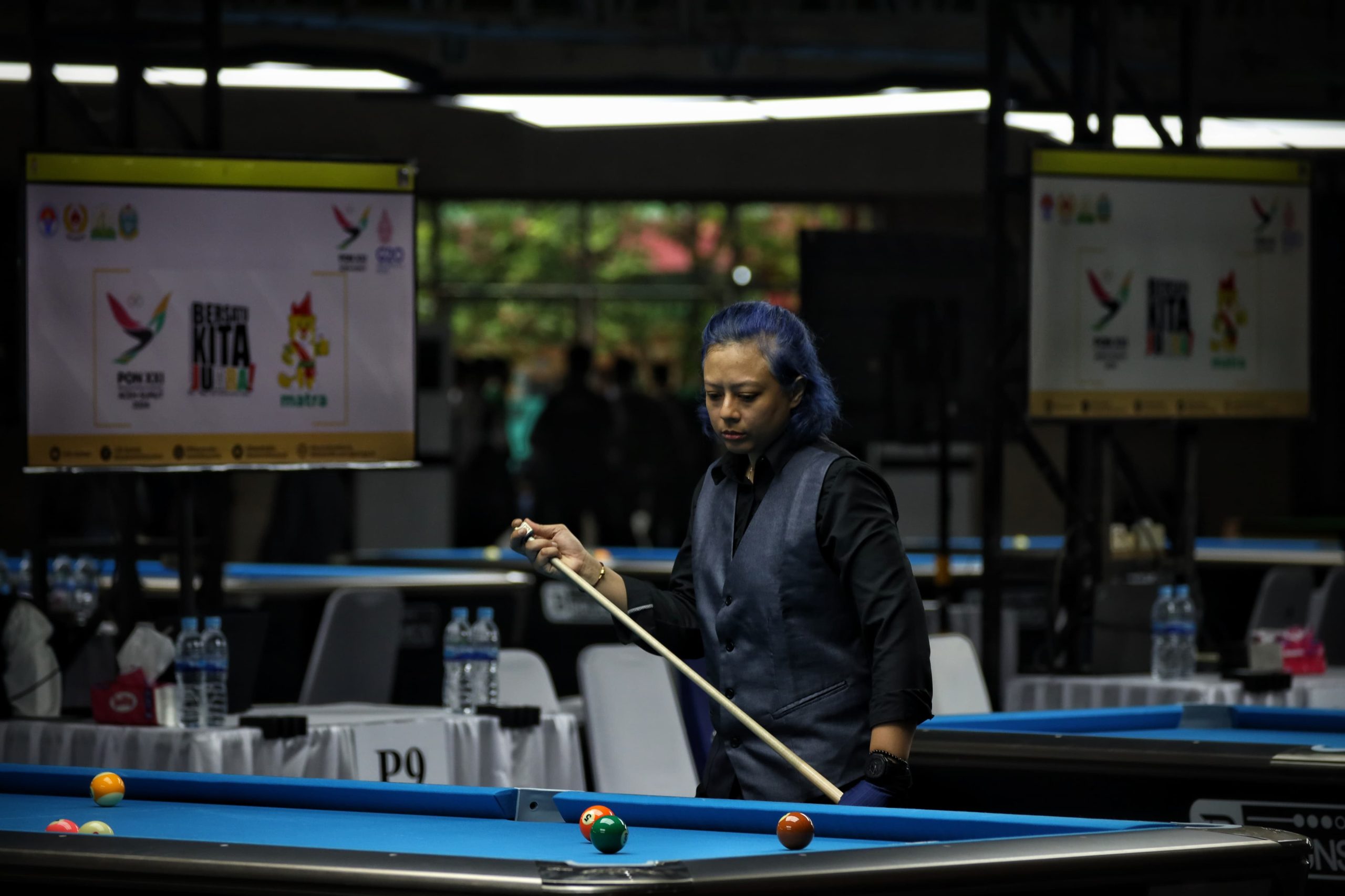 Atlet biliard Daerah Istimewa Yogyakarta Lafitri melihat posisi bola pada pertandingan penyisihan Nine Ball Single Putri PON XXI Aceh-Sumut di Pardede Hall, Medan, Sumatera Utara