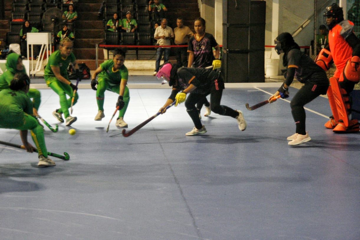 Atlet hoki indoor putri Sumut berusaha melakukan blok bola pemain Lampung dalam pertandingan PON XXI Aceh Sumut