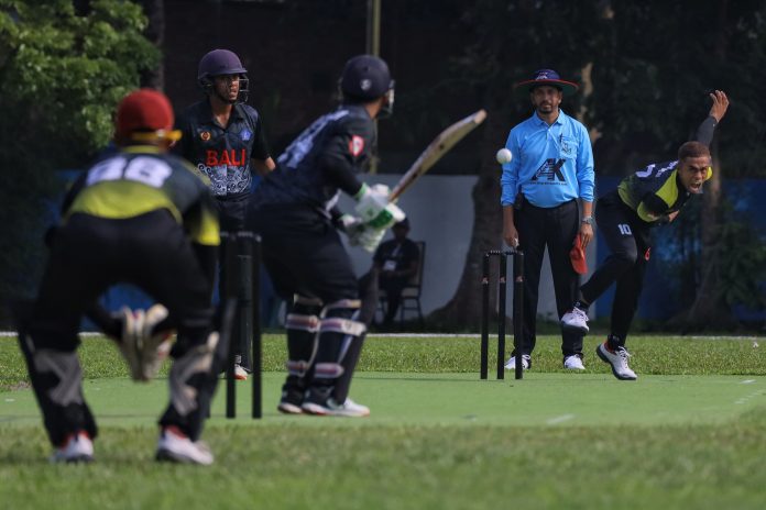 Atlet kriket Nusa Tenggara Timur Jimmi Weiou melempar bola pada pertandingan kriket 'Super Sixes' Putra pada babak penyisihan di Lapangan Cerdas Lubuk Pakam, Deli Serdang