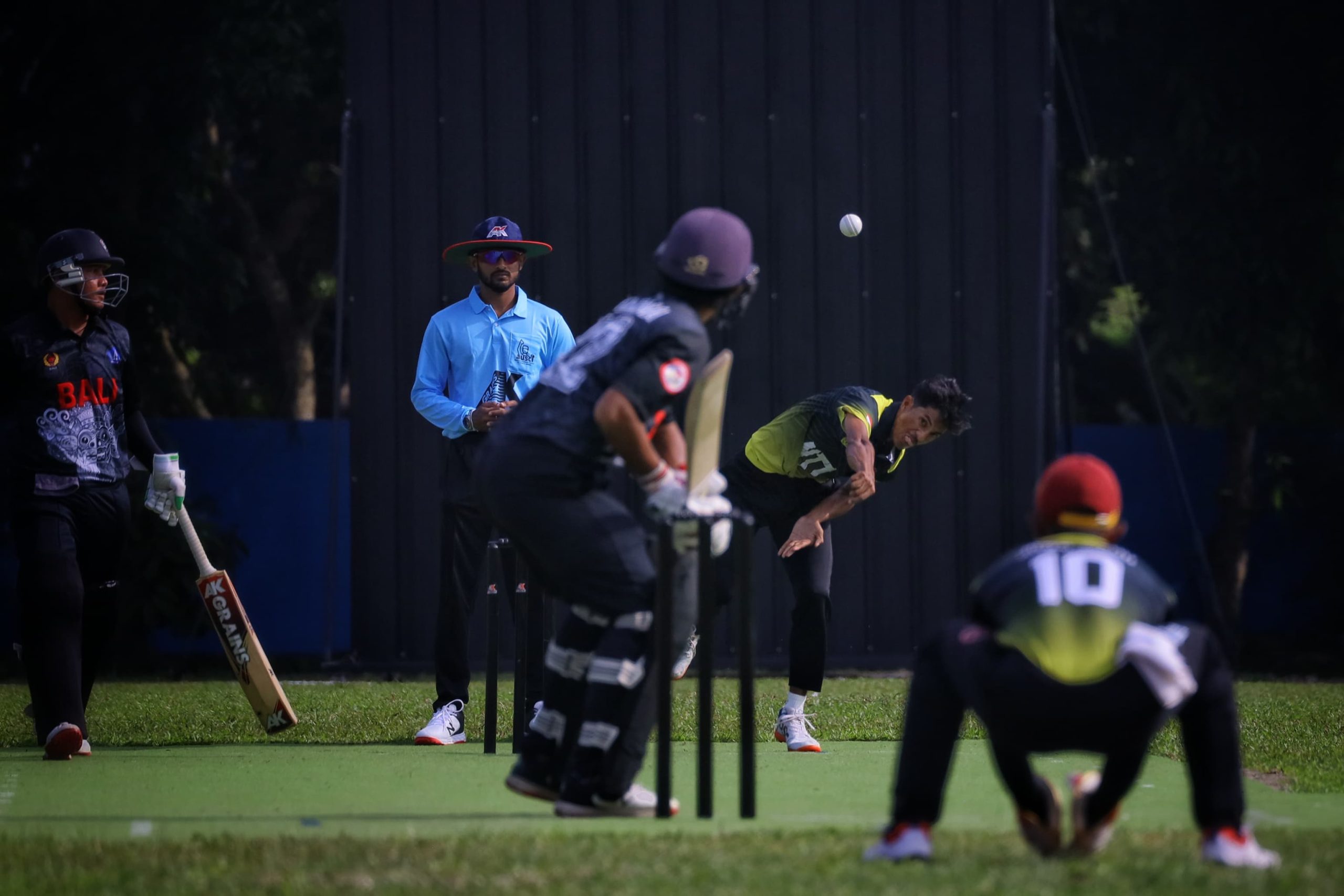 Atlet kriket Nusa Tenggara Timur melempar bola pada pertandingan kriket 'Super Sixes' Putra pada babak penyisihan di Lapangan Cerdas Lubuk Pakam, Deli Serdang