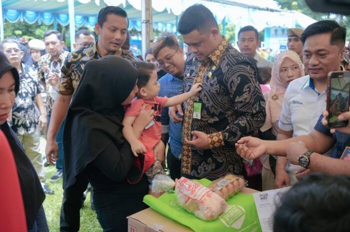 Bobby Nasution saat memberikan bantuan secara simbolis kepada KRS (f:ist/mistar)